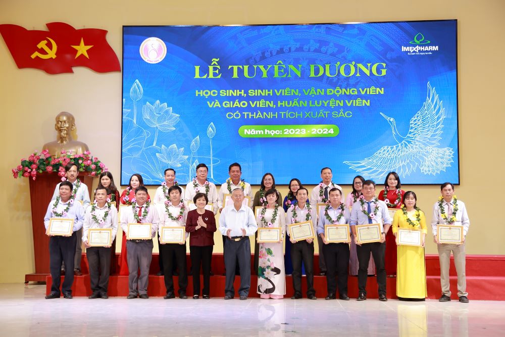 Imexpharm hands over VND516 million to outstanding students in Dong Thap province in 2024